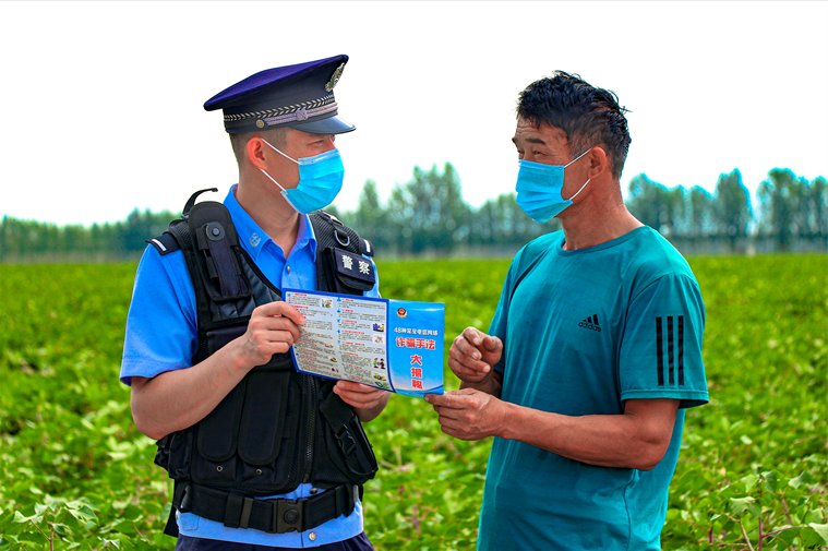 新疆博州：民警化身“宣传员”，走进田间地头开展防电信诈骗宣传